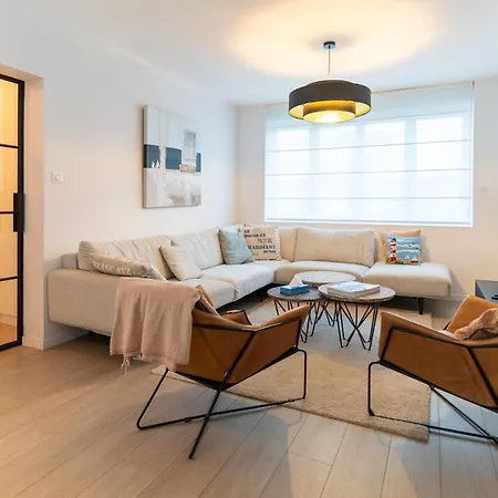 Superb Fully Renovated Semi-detached House For 6 People 別荘