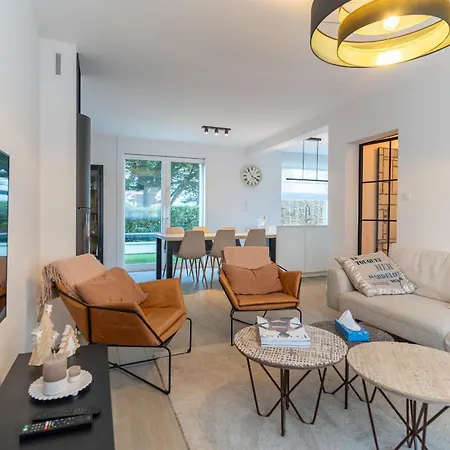 Superb Fully Renovated Semi-detached House For 6 People 別荘