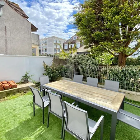 Superb Fully Renovated Semi-detached House For 6 People بيت للعطل *