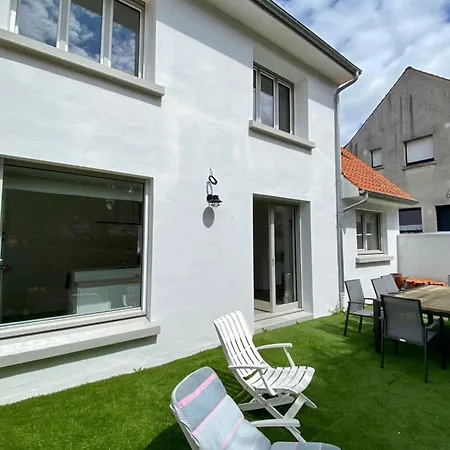 Superb Fully Renovated Semi-detached House For 6 People بيت للعطل *