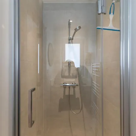 Superb Fully Renovated Semi-detached House For 6 People بيت للعطل