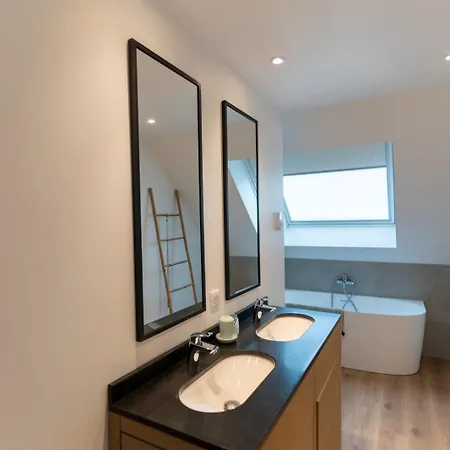 Superb Fully Renovated Semi-detached House For 6 People بيت للعطل *