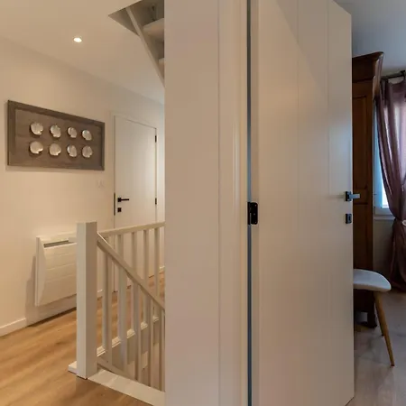 Superb Fully Renovated Semi-detached House For 6 People بيت للعطل