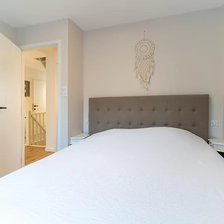 Superb Fully Renovated Semi-detached House For 6 People