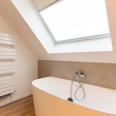 Superb Fully Renovated Semi-detached House For 6 People بيت للعطل *
