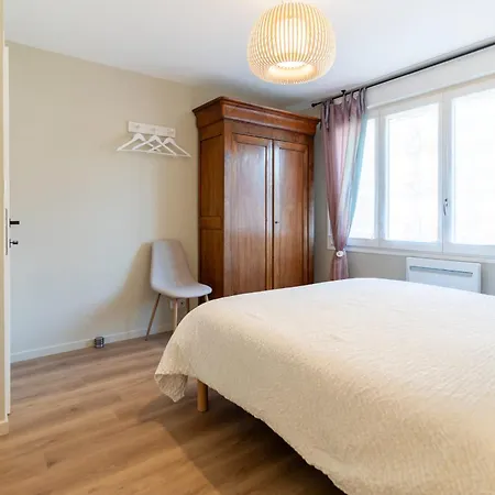 Superb Fully Renovated Semi-detached House For 6 People بيت للعطل *