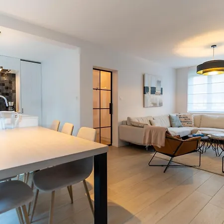 Superb Fully Renovated Semi-detached House For 6 People