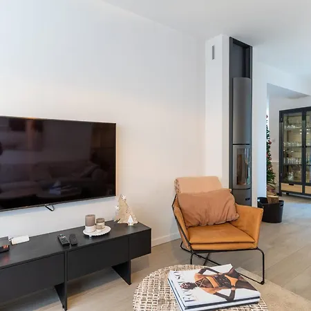 Superb Fully Renovated Semi-detached House For 6 People Dom wakacyjny *