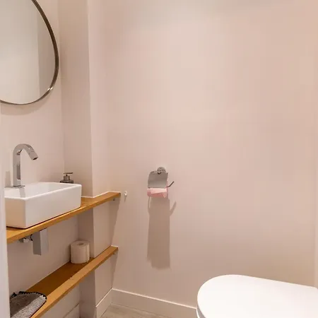 Superb Fully Renovated Semi-detached House For 6 People