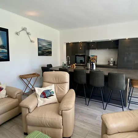 Vakantiehuis Superb Fully Renovated Semi-detached House For 6 People *