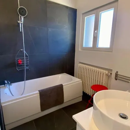 Superb Fully Renovated Semi-detached House For 6 People *