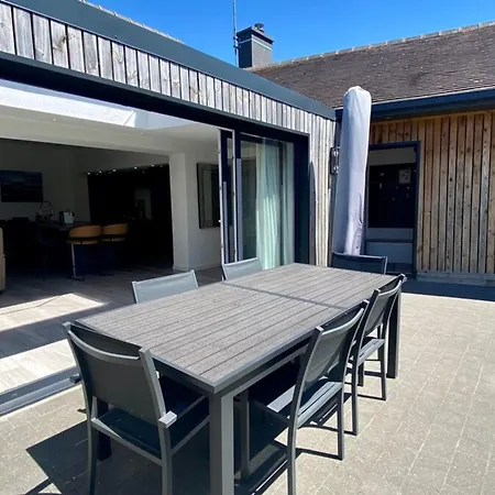 Superb Fully Renovated Semi-detached House For 6 People