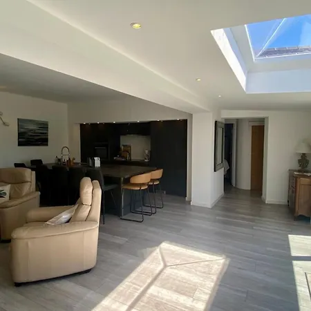 Superb Fully Renovated Semi-detached House For 6 People Vakantiehuis *