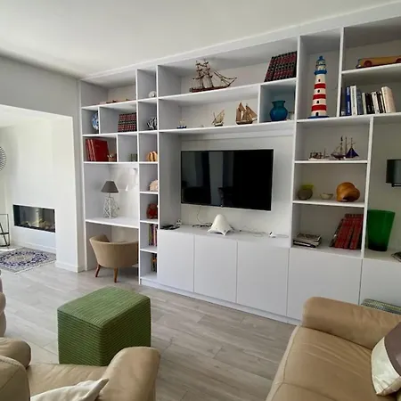 Superb Fully Renovated Semi-detached House For 6 People *