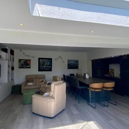 Superb Fully Renovated Semi-detached House For 6 People Vakantiehuis