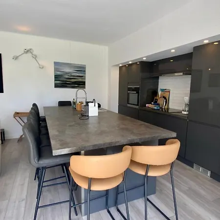 Superb Fully Renovated Semi-detached House For 6 People Vakantiehuis *