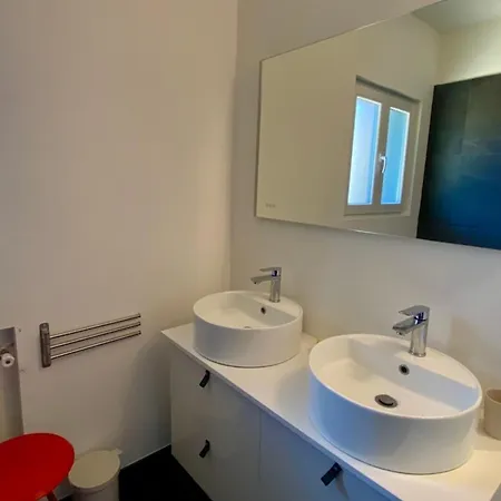 Superb Fully Renovated Semi-detached House For 6 People Vakantiehuis