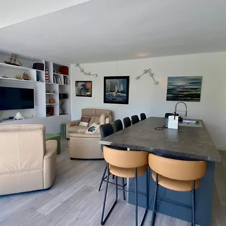 Superb Fully Renovated Semi-detached House For 6 People *